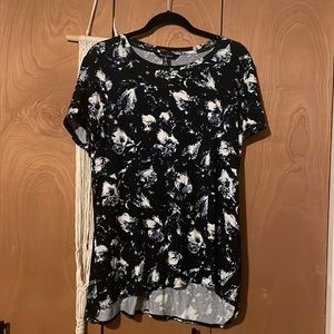 Lg ellen Tracy short sleeve abstract scoop neck floral top with stretch!